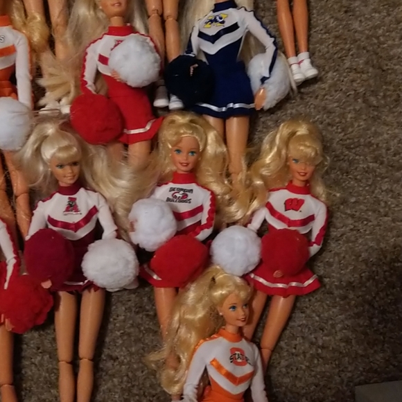 26 College cheerleading Barbies - Picture 15 of 15
